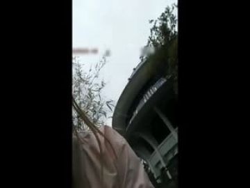 牛逼主播楠楠野外露出勾引摩的司机打野战（给你200块开房好幺，你妈逼当我是鸡啊）