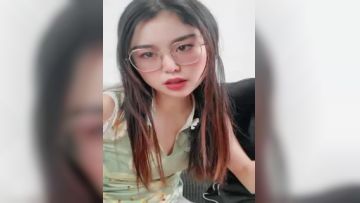 眼镜御姐范妹子，素花白色丝袜，丰满大屁股掰穴舔逼，露脸口交，超多花样姿势操 逼，互玩69，深喉口爆精液第01集