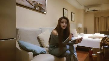 拜金平面模特凌晨来相会，丰乳翘臀干遍房间各个角落，娇喘高潮迭起…