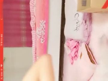 人气网红自慰粉红情趣玩具插入小穴舒服得轻声呻吟的啊