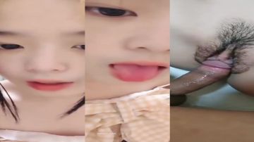 漂亮美眉吃鸡啪啪 啊啊快点快点 爸爸用力 小贫乳小嫩穴 被小哥哥无套勐怼 白浆直冒 呻吟不停 年轻人操逼就是勐