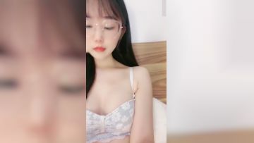 文静乖巧眼镜美少女！撩起裙子看美臀！粉穴小穴自摸，娇喘好想要，单腿黑丝，白嫩各种姿势