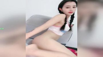 两个麻花辫极品颜值女神新人下海没穿内裤掰穴特写快速揉搓小穴搞得很湿尿尿在盆里淫语骚话娇喘呻吟