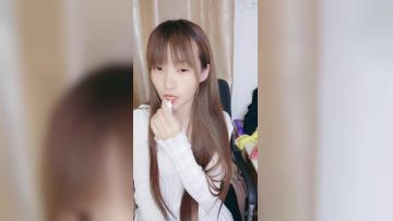 清纯小美女露脸白丝情趣在狼友的调教下脱光诱惑狼友，精彩刺激揉奶玩逼道具抽插表情好骚，精彩不要错过真骚