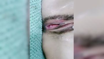 这小妞就是骚欠操，在浴室被小哥玩弄，揉奶玩逼深喉大鸡巴还给小哥舔菊花真刺激，让小哥无套抽插爆草射嘴要第02集