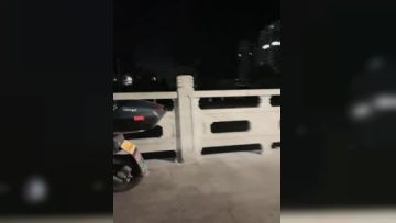 颜值人妖深夜户外露出路边椅子上口交深喉，户外刺激很快缴枪第02集