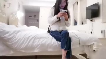 漂亮大奶美女吃鸡啪啪 身材高挑 口技不错 大长腿穿上开档黑丝更具诱惑 被多姿势勐怼