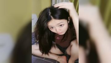 大一极品姐妹花全程露脸镜头前发骚，淫声荡语互动狼友，好姐妹被慢慢扒光，揉奶玩逼跳蛋摩擦，连逼毛都没有第05集