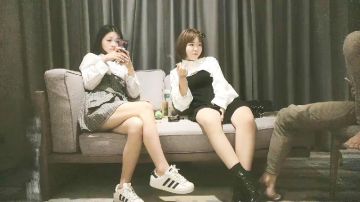 #两个00后嫩妹双飞啪啪，短发大奶擡腿侧入勐操