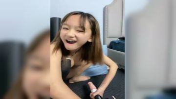 这学妹好嫩，露脸丝袜镜头玩炮击，享受不停抽插浪叫，被干的都快哭了表情好骚，旁边小哥哥指挥精彩不要错过第05集