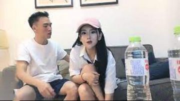 午夜寻花粉色鸭舌帽衬衣纹身妹子，舌吻自摸沙发上操特写口交勐操呻吟