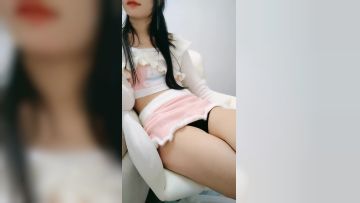 娇滴滴颜值美少女！性感白丝美腿！隔着内裤摸穴，多毛骚逼张开双腿