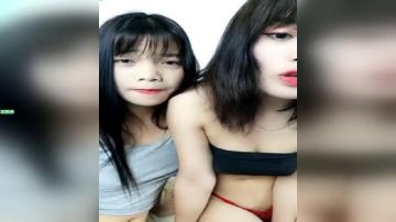 一起大秀年纪都不大妹子2人长得很像一个阴毛旺盛一个无毛白虎很诱人