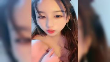 发骚小仙女全程露脸深夜撩骚狼友，淫声荡语互动听狼友指挥，奶子比心撅着屁股给狼友看，淫水多多特写展示