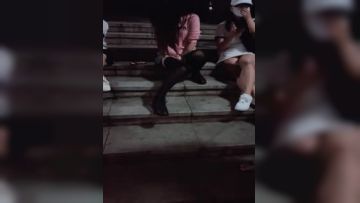 周导的夏天，户外激情听狼友指挥选个小扒菜开草，衣服都没脱撸起大鸡巴，直接后入爆草玩弄骚嫩的奶子好刺激第01集