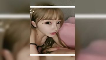 高颜值网红脸妹子连体网袜给炮友口交，舔弄深喉口交的!