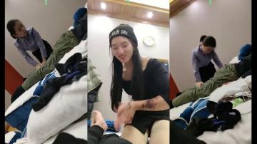 小哥出差晚上去洗脚城放松没想到进来的妹子太清纯漂亮了腿也好看索性帮她按腿试探摸着丝袜美腿人也忍不住