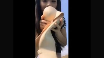 【国产直播】高颜值户外女主播滴滴打车上后排座椅直播露奶 下车后随便找个地方抠逼尿尿