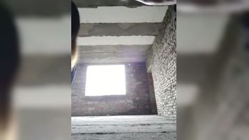 【偷情】90后白虎高挑妹子和鲜肉级男主播户外野战跑去别人家毛坯房里脱光了继续干