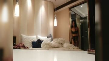 王老吉精品大作-性感黑丝美女淫歌艳舞表演后又叫个美女玩双飞,搞人家半个小时还没射美女走了