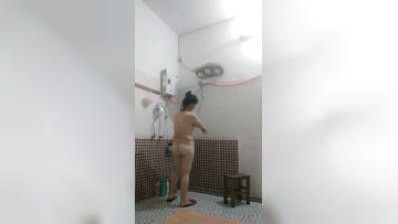 【厕所偷拍】口罩妹子貌似白虎下面没有毛