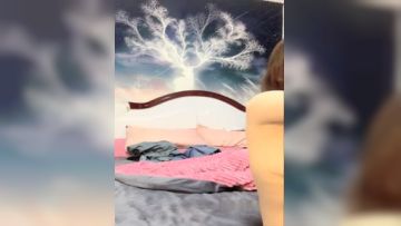 骚气少妇翘着屁股被后入猛操搞完还不够爽椅子按摩器震动高潮喷水很是诱惑喜欢不要错过