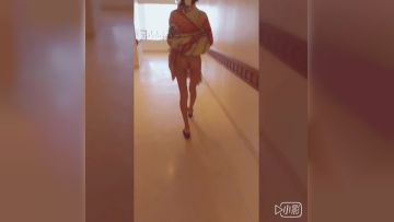 拍下长腿女友的裙底风光！商场露出骆驼蹄再到房间拍下她的湿润三角：好美的鲜鲜