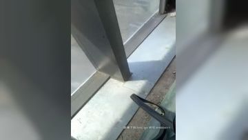 肥逼妹子穿裙子户外露出自慰，蹲路边退下丝袜内裤逼逼塞跳蛋摸逼，很是诱惑喜欢不要错过第01集