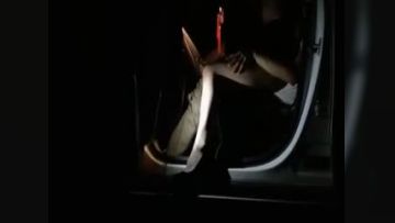 某网红大半夜穿着性感白丝高跟和炮友驱车到高速路玩车震