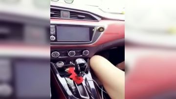 【国产】现在的主播胆真肥美女主播(R8和姨夫)大白天直接把车停在路边给司机舔鸡巴露出个逼逼很性感