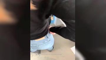 【野战正规军】户外直播空楼啪啪，跑道上露逼回车上口口骑乘车震，很是诱惑喜欢不要错过第01集