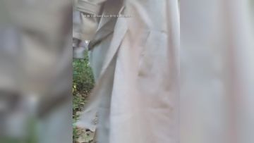 大哥大姐的户外激情，找个没人的地脱了就干，露脸口口开档肉丝袜，激情后入第01集