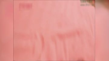 会所800元爆操刚破处不久的99年超漂亮小虎牙美女,下面很紧,爱不释手干完一次玩会手游接着操