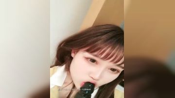 高颜值短发萌妹子【KIKI】道具自慰，大黑假屌口口骑乘插粉穴高潮大量喷水，掰穴特写非常诱人第04集