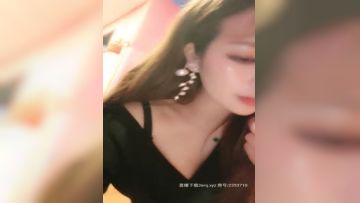 迷人的小骚露脸脱光了拿AV棒自慰骚逼呻吟，穿好包臀裙去户外玩耍，马路边蹲着自慰第01集