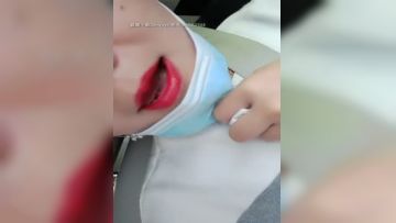 老司机把小姐姐拉到户外找刺激，大车头前面激情啪啪，小嫂子口活棒棒哒，被小哥扒光第03集