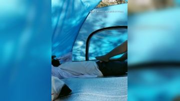 天气不错小骚逼又按捺不住了，户外发骚体验了下站着尿尿，搭了个帐篷跟小哥哥激情啪啪第02集