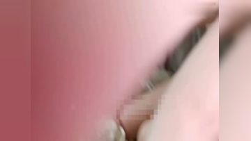 气质美女宿舍掰穴自拍