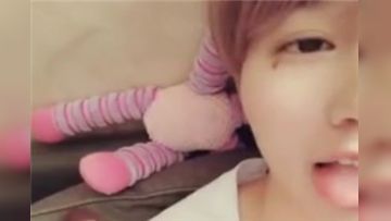 极品短发福利姬美眉发骚自拍小视频用化妆用的东西插白虎