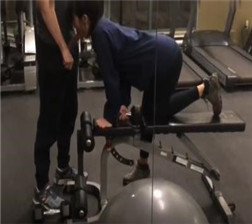 健身房里紧身裤美女给教练口交 mp4