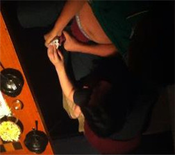 在饭桌上口交后射在手里 mov