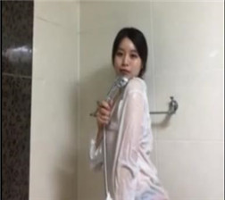 美女湿身洗澡直播01 avi