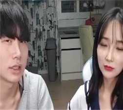 身穿学生装吃男友大屌 mp4