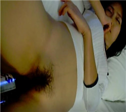 躺在床上插入瓶子4 avi