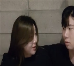 两人在沙发上暧昧6000051-002334 mp4