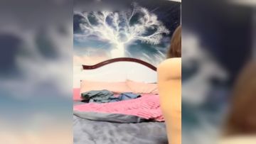 骚气少妇翘着屁股被后入猛操 搞完还不够爽椅子按摩器震动高潮喷水