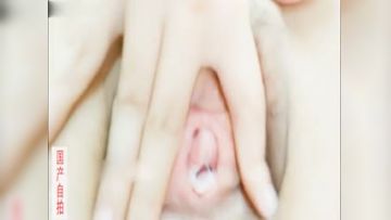 白嫩女生宿舍淫语自拍逼内白色的不知是白带还是处女膜