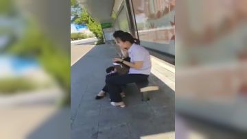 直男野外露出打飞机，还跟两位小姐姐打了声招呼，美女我快射了，小姐姐们看了几眼不躲也不走贼刺激啊！