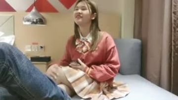 从下楼接人到离开，全程偷拍小萝莉，粉嫩鲍鱼清晰展示，猛男啪啪