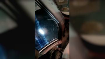 -zipai-滴士司机带着萝莉主播柠檬KTV门口勾搭了几个社会小青年开房淫乱其中一个喝高了的乱说话